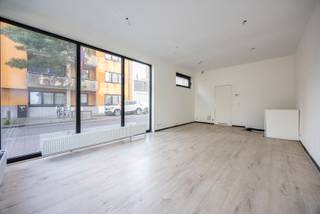 Bent u op zoek naar een kantoor of een handelsruimte en dit op een zichtbare toplocatie? Dan stellen we graag deze ruimte aan u voor!<br /><br />U komt per direct binnen in een open ruimte die op zich toegang geeft aan een apart toilet en een keuken. Verder is er nog een ruime kelder die toegankelijk is via het handelspand zelf.<br /><br />Optioneel kunt u een overdekte autostaanplaatsen/garageboxen mee aankopen vanaf € 25.000 (exclusief van de vraagprijs).<br /><br />Voor meer informatie kan u One vastgoed steeds bereiken op volgend nummer 03 360 85 30.