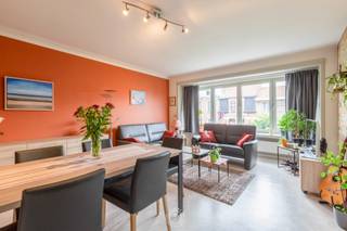 In het hart van Sint-Niklaas, op wandelafstand van het station, bieden wij u deze verrassend ruime woning aan, perfect geschikt voor kangoeroewonen...