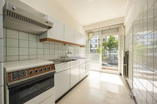 <p><span>Op zoek naar een appartement waar je helemaal je eigen verhaal van kunt maken? Dan zit je hier goed. Dit lichtrijke appartement combineert een royale leefruimte, twee volwaardige slaapkamers, twee terrassen én een rustige ligging vlak bij het Rivierenhof. Bovendien is een garagebox optioneel bij aan te kopen – een absolute meerwaarde in deze buurt.</span></p><p><span> </span></p><p><span>Veel ruimte, veel mogelijkheden</span></p><p><span>Via de ruime inkomhal kom je binnen in een appartement dat verrassend veel ruimte biedt. De lichtrijke leefruimte van ca. 34 m² vormt zonder twijfel het hart van de woning. Dankzij de brede raampartijen geniet je hier van een aangename lichtinval en heb je rechtstreeks toegang tot het balkon aan de voorzijde. De aanwezige airco zorgt ook op warme dagen voor extra comfort.<br /><br />De aparte keuken sluit mooi aan op de leefruimte en beschikt eveneens over een eigen balkon. Ze biedt vandaag alle basisvoorzieningen, maar vormt tegelijk de ideale basis voor een eigentijdse keuken op maat.</span></p><p><span> </span></p><p><span>Twee slaapkamers met potentieel</span></p><p><span>Achteraan bevinden zich twee volwaardige slaapkamers, rustig gelegen en weg van de straat. De grootste slaapkamer beschikt bovendien over een eigen terras, waar je in alle rust van de avondzon kunt genieten. Daarnaast is er een apart toilet, een praktische berging én een aparte dressing. De badkamer is nog volledig in te richten naar eigen smaak. Dit appartement kent tal van renovatiemogelijkheden.</span></p><p><span> </span></p><p><span>Groen wonen met alles dichtbij</span></p><p><span>De Morckhovenlei is een geliefde locatie voor wie rustig wil wonen zonder in te boeten aan bereikbaarheid. Op wandelafstand ligt het Rivierenhof, het grootste park van Antwerpen. Supermarkten, buurtwinkels, scholen en openbaar vervoer bevinden zich vlakbij en ook de Ring en belangrijke invalswegen bereik je in enkele minuten.</span></p><p><span> </span></p>