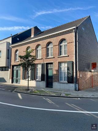 <p><span>UNIEKE WONING MET KARAKTER, RUIMTE EN TOPLIGGING</span></p><p><span> </span></p><p><span>Op een </span><span>absolute toplocatie in Beveren</span><span>, op wandelafstand van het station én het centrum, vindt u deze bijzonder ruime woning met een </span><span>prachtige, karaktervolle gevel</span><span>, opgenomen als bouwkundig erfgoed. </span></p><p><span> </span></p><p><span>De royale gevelbreedte en de uitzonderlijke ruimte maken van deze woning een bijzonder renovatieproject met heel wat mogelijkheden.</span></p><p><span>De woning dient gerenoveerd te worden, maar biedt een </span><span>veelbelovende basis voor wie ruimte en karakter wil combineren met een eigen woonverhaal</span><span>. </span></p><p><span> </span></p><p><span>Op het gelijkvloers bevinden zich momenteel een voormalige kinépraktijk, een ruime leefruimte en een keuken met </span><span>mooi zicht op de tuin</span><span>. </span></p><p><span>De praktijkruimte kan, afhankelijk van uw wensen, perfect worden ingericht als bureel, berging, garage of extra leefruimte.</span></p><p><span>Ook de bovenverdiepingen verrassen met hun </span><span>royale oppervlakte</span><span> en bieden mogelijkheden voor maar liefst </span><span>5 slaapkamers of meer</span><span>, aangevuld met een bureau of hobbyruimte.</span></p><p><span> </span></p><p><span>Achteraan geniet u van een </span><span>mooie, groene tuin met gunstige oriëntatie</span><span>, een heerlijke plek om tot rust te komen en dit terwijl het centrum, station en alle voorzieningen vlakbij liggen.</span></p><p><span> </span></p><p><span>Een unieke kans voor wie valt voor karakter, ruimte en een topligging en op zoek is naar een renovatieproject met bijzonder veel potentieel.</span></p><p><span> </span></p><p><span>Interesse om zelf deze mogelijkheden te ontdekken? </span></p><p><span>Contacteer ons dan</span><span> op het nummer 03 775 41 88 of mail naar </span><span>Kurt@vastgoed-smet.be - www.vastgoed-smet.be</span></p><p><span> </span></p><p><span>De verstrekte gegevens/informatie (zowel online als gedrukt) worden vrijblijvend verstrekt, enkel ter inlichting, zonder contractuele verbintenis of garantie van onzentwege en kunnen op ieder ogenblik gewijzigd worden</span></p><p><span> </span></p><p><span> </span></p><p><span> </span></p>