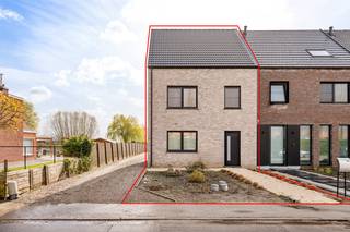 Deze moderne woning, gebouwd in 2020 en gelegen in de Burgemeester Hensstraat 34 te Koningshooikt, is volledig instapklaar en combineert hedendaags comfort met uitstekende energieprestaties. Met een uitzonderlijk E-peil van 7, dankzij onder andere de zonnepanelen en energiezuinige constructie, geniet u hier van een duurzame en toekomstgerichte woonomgeving.<br />De woning beschikt momenteel over 3 volwaardige slaapkamers, met de mogelijkheid om een vierde slaapkamer te creëren door de zolder verder af te werken. Ideaal voor grotere gezinnen of wie extra ruimte wenst voor een bureau of hobbykamer.<br />De keuken is bijzonder kwalitatief afgewerkt en uitgerust met alle moderne voorzieningen. De ingebouwde toestellen van AEG garanderen gebruiksgemak en betrouwbaarheid, waardoor koken hier een echt plezier wordt.<br />Achteraan de woning bevindt zich een aangename tuin met terras, perfect georiënteerd naar het zuiden. Dit zorgt voor een optimale lichtinval en maakt het de ideale plek om te ontspannen en te genieten van zonnige dagen.<br />Kortom, een energiezuinige en ruime woning met alle comfort, gelegen op een rustige en aantrekkelijke locatie.<br /><br />Troeven: <br />✅ E-Peil: 7<br />✅ Zonnepalen<br />✅ 4 kamers<br />✅ Luxe afgewerkte keuken<br />✅ Vlak bij centrum<br />✅ ...<br /><br />Voor interactieve grondplannen met foto’s, ga naar www.wijns.be en klik op de knop “virtueel bezoek”.<br />Info & afspraak: ☎ 0473/33 33 10 ✉ geoffry@wijns.be