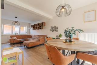 Instapklare gerenoveerde woning op wandelafstand van hartje DendermondeWelkom in deze verrassend lichtrijke, volledig gerenoveerde woning waar modern...
