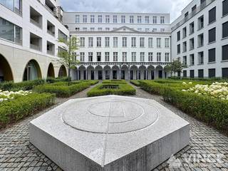 Stap binnen in een unieke leefwereld, waar karakter en comfort elkaar ontmoeten in een voormalige school die volledig werd omgevormd tot een...