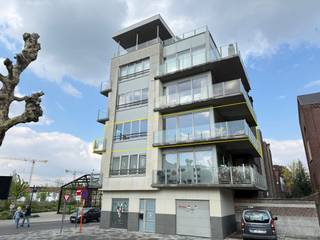 Uw bezoek aanvragen kan via het huurprofiel:<br />https://Vlaemynck.mijnhuurprofiel.be/property/c353447b-5ba9-4b85-93e6-95775803d9ec<br /><br />In het hartje van Roeselare, op wandelafstand van winkels, horeca en dagelijkse voorzieningen, vinden we dit ruim en instapklaar appartement terug. Het station ligt op slechts enkele minuten stappen, wat deze locatie bijzonder interessant maakt! De afgesloten garage zorgt bovendien voor extra comfort in de stad. <br /><br />Het appartement bevindt zicht op de tweede verdieping van de kleinschalige residentie 'Cohiba' en geniet van twee ruime terrassen en grote raampartijen voor een mooie lichtinval.<br /><br />Indeling van het appartement:<br />Inkomhal met gastentoilet, lichtrijke leefruimte met open keuken (volledig ingericht), praktische berging, twee ruime slaapkamers waarvan één directe toegang heeft tot de badkamer. De garage bevindt zich op het gelijkvloers. <br /><br />Het appartement is beschikbaar in overleg. <br />Provisie gemeenschappelijke kosten: €100/ maand. <br /><br />Troeven:<br />- A+ ligging in Roeselare <br />- Zéér ruim oppervlakte<br />- Gunstig EPC<br />- Airco <br /><br />Interesse in dit uniek appartement?<br />Contacteer ons via 'Mijn Huurprofiel'!