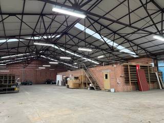 Magazijn van 1.216m² in totaal, gemakkelijk bereikbaar regio Kasterlee (Lichtaart), met elektrische sectinaalpoort en parking is voorzien.De...