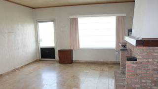 <p>Bent u op zoek naar een renovatieproject, zonder renovatieplicht, met potentieel én een uitzonderlijke ligging? Dan is deze woning precies wat u zoekt. De woning beschikt momenteel over twee slaapkamers en een zolderruimte, die tal van mogelijkheden biedt voor uitbreiding of herinrichting. Mits de nodige renovatiewerken kan dit pand omgevormd worden tot een gezellige en functionele thuis, volledig naar uw eigen smaak en wensen. De absolute troef van deze eigendom is zonder twijfel het <strong>adembenemende, blijvende open zicht</strong> zowel vooraan als achteraan. U geniet hier in alle rust van uitgestrekte velden in agrarisch gebied – een zeldzame combinatie van vrijheid, groen en privacy. Kortom, een ideale opportuniteit voor handige renovatoren, investeerders of wie droomt van wonen in een landelijke omgeving met zicht op de natuur.<br /><br /><span>Indeling</span><br /><span>Gelijkvloers</span> (57m²)<br />Leefruimte met aansluitend de keuken. De keuken is nog functioneel. Gastentoilet. Traphal naar de eerste verdieping. Ingerichte badkamer. Buiten hebben we een extra bergruimte met zoldering. <br /><br /><span>1e Verdieping </span>(35m²)<br />Twee ruime slaapkamers. Op de nachthal bevindt het zolderluik. <br /><br /><span>2e Verdieping</span> (25m²)<br />Een zolderruimte om in te richten.<br /><br /><span>Extra</span><br />Aardgas. Op het gelijklvloers hebben we ramen met dubbele beglazing. Op het verdiep is het enkele beglazing. Rolluiken. De tuin achteraan kijkt uit op adembenemend uitzicht van de velden.</p>