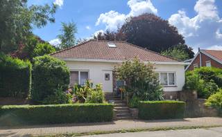 DONDERDAGAVOND 21/8- BEZOEKAVOND ZONDER AFSPRAAK TUSSEN 17u en 18.30u Charmante open bebouwing op 286m² gelegen in het groen met garage...