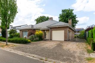 Wie graag rustig woont, privacy belangrijk vindt én houdt van ruimte, zit hier goed. Deze bijzonder verzorgde laagbouwvilla ligt op een mooi perceel van ca. 600 m² en werd doorheen de jaren zeer goed onderhouden. Een woning die vandaag al comfortabel woont, maar tegelijk nog mogelijkheden biedt voor afwerking naar persoonlijke smaak. <br /><br />Binnen valt vooral het royale volume op. De leefruimtes zijn ruim en aangenaam ingedeeld, met een recente keuken als praktische centrale plek in huis. Verder zijn er twee grote slaapkamers, de verzorgde badkamer, gastentoilet en een ruime inpandige garage. Alles bevindt zich dus comfortabel op één niveau. Bovendien is er een praktische kelder. <br /><br />Ook buiten is het fijn vertoeven. De verzorgde tuin biedt de nodige privacy en vormt een rustige plek om van mooie dagen te genieten, zonder dat het onderhoud de bovenhand neemt.<br /><br />En dan is er nog de eerste verdieping. Die is vandaag niet ingericht, maar biedt heel wat mogelijkheden. Extra slaapkamers, een bureau, hobbyruimte of misschien een combinatie ervan? Je kan deze verdieping verder invullen volgens je eigen wensen.<br /><br />Het resultaat is een zeer goed gelegen en uitstekend onderhouden woning met opvallend veel ruimte voor een laagbouwvilla. Comfortabel zoals ze vandaag is, met mogelijkheden voor morgen.