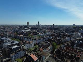 In het hart van het authentieke Patershol, op wandelafstand van het Gravensteen en de Korenmarkt, bevindt zich dit pand met horecaruimte, woongelegenheid, garage en een verrassend ruime stadstuin. Ontstaan uit de samenvoeging van verschillende percelen, leent de eigendom zich tot verschillende invullingen: als één groot townhouse, als twee afzonderlijke entiteiten, of als combinatie van handelsruimte met woongedeelte. Het pand is dringend aan renovatie toe: technieken en afwerking zijn sterk verouderd en dienen volledig vernieuwd te worden. Precies daarom biedt dit een unieke kans om het project volledig naar eigen inzicht vorm te geven, op een locatie en met een combinatie van troeven zoals garage, stadstuin en commerciële bestemming die zelden samen op de markt komen in deze buurt. Bent u op zoek naar een karaktervol renovatieproject met potentieel op een absolute toplocatie in Gent? Elk bod wordt zorgvuldig bekeken en aan de eigenaar voorgelegd.