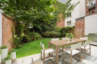 Dit gelijkvloerse appartement aan de Lange Lozanastraat, vlakbij de levendige Markgravewijk, wordt in 2025 volledig gerenoveerd en combineert een uitzonderlijke ruimtelijkheid met een uitstekende, centrale ligging. Met een oppervlakte van ongeveer ±140m² (Oost-georiënteerd) biedt dit appartement een lichte en ruime leefruimte met open keuken, twee grote slaapkamers en een extra kamer die zich perfect leent als bureau of logeerkamer.<br />De woning beschikt over twee moderne badkamers, waarvan één met een inloopdouche en dubbele wastafels en een tweede met een ligbad, wat extra comfort garandeert. Achteraan vind je een privétuin van maar liefst ±60m², een waardevolle buitenruimte om tot rust te komen of gezellig samen te zijn met familie en vrienden.<br /><br />Het appartement maakt deel uit van een verzorgd gebouw met lift, kelderberging en een fietsenstalling. Dankzij de centrale ligging ben je op wandel- en fietsafstand van winkels, scholen, openbaar vervoer en het bruisende stadscentrum van Antwerpen. De volledige renovatie, inclusief een nieuw geïsoleerd dak, zorgt ervoor dat je straks comfortabel, modern en energiezuinig woont. Dit is de ideale woning voor wie rust en ruimte wil combineren met de voordelen van het stadsleven.<br /> <br />Geïnteresseerd in dit appartement? Neem gerust contact op via 0483/577.279 of mail naar zaka@wellimmo.net voor meer informatie of een bezoek ter plaatse.<br />