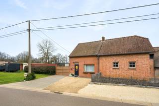 Ontdek deze halfopen bebouwing met een ruim perceel van 1.299 m², rustig gelegen in de Geneikenstraat te Lummen. Een interessante eigendom voor wie op zoek is naar ruimte, potentieel en een gunstige ligging.<br /><br />De woning is momenteel verhuurd, wat dit pand ook aantrekkelijk maakt als investeringsvastgoed. De woning is op te frissen en energetisch te renoveren, wat de ideale kans biedt om ze volledig naar eigen smaak en hedendaagse normen aan te passen. Het grote perceel biedt tal van mogelijkheden voor tuinliefhebbers of toekomstige meerwaarde.<br /><br />Buitengewone kenmerken;<br />-Halfopen bebouwing<br />-Perceel van maar liefst 1.299 m²<br />-Rustige ligging in Lummen<br />-Momenteel verhuurd<br />-Renovatie- en optimalisatiemogelijkheden<br />-Interessant voor eigen bewoning of investering<br /><br />EPC-score: F: Nieuwe eigenaars van een woongebouwen met een EPC-label E of F zullen verplicht worden om binnen de 5 jaar na overdracht de woning grondig energetisch te renoveren tot minimum EPC-label D. <br /><br />Ben je op zoek naar een woning met potentieel op een zeer goede ligging? Dan is deze eigendom zeker een bezoek waard.