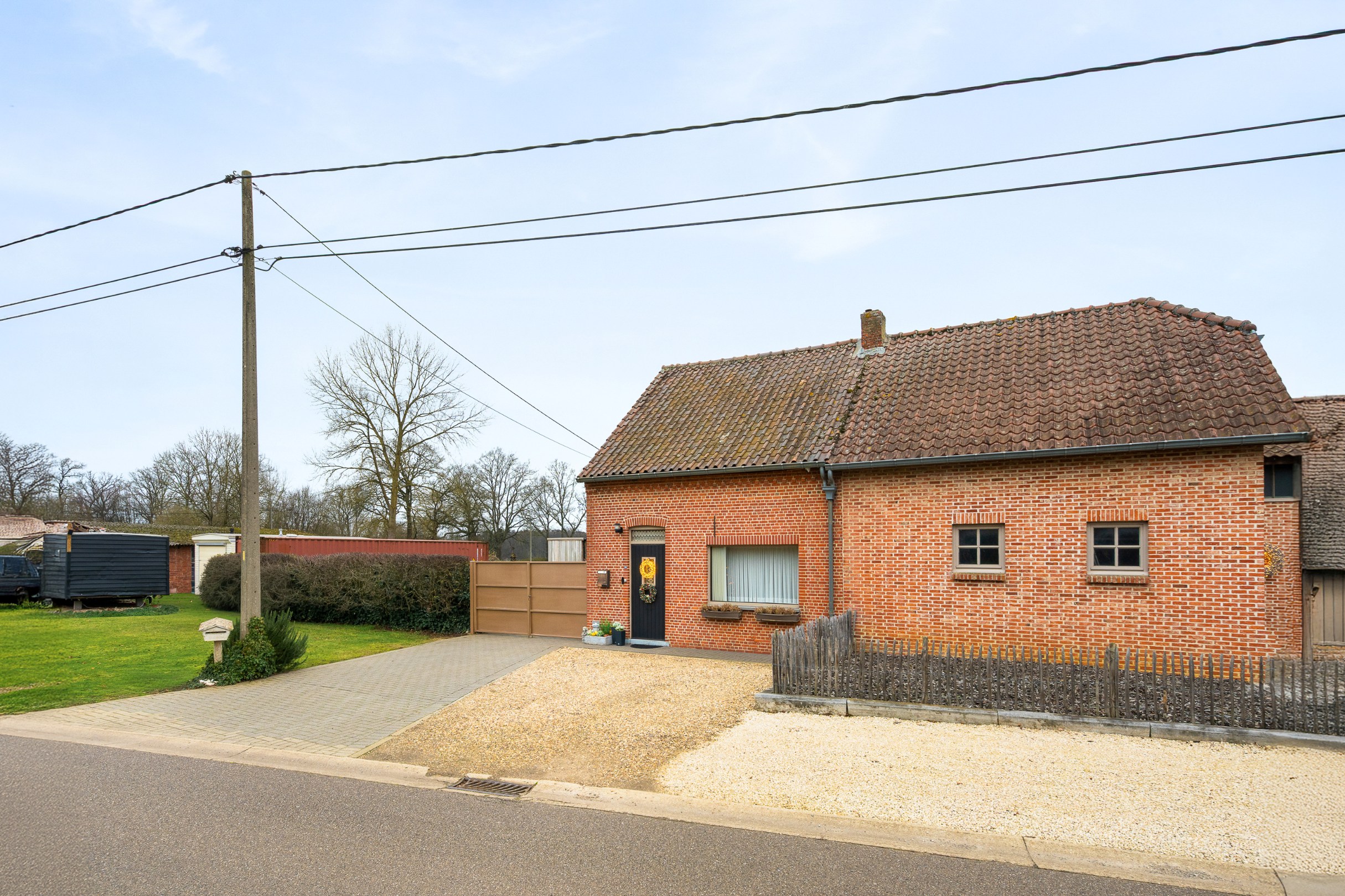 Halfopen bebouwing op ruim perceel van 1299m² in rustige buurt te Lummen. - foto 3