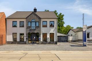 <p><strong>Beringen: opbrengsteigendom met handelsruimte, duplex appartement en ruime tuin</strong></p>
<p>Deze veelzijdige eigendom is gelegen in het centrum van Beringen en combineert wonen, ondernemen en investeren op één locatie. Dankzij de centrale ligging geniet u van een uitstekende bereikbaarheid en bevinden winkels, scholen, horeca en openbaar vervoer zich in de directe omgeving. Ideaal voor zelfstandigen, vrije beroepen of investeerders.</p>
<p>De eigendom bestaat uit een handelsruimte op het gelijkvloers en een ruim duplex appartement. Daarnaast beschikt het pand over een zonnige tuin van ca. 1.090 m², wat zorgt voor extra comfort en tal van mogelijkheden. De combinatie van commerciële ruimte, woongelegenheid en een ruim perceel maakt dit een interessante opportuniteit.</p>
<p><strong>INDELING:</strong></p>
<p><strong>Gelijkvloers:</strong> handelsruimte met aparte inkom en directe straattoegang, ontvangst- of bureauruimte, berging en veranda met zicht op de tuin</p>
<p><strong>Eerste verdieping:</strong> lichtrijke woonkamer, volledig uitgeruste keuken, badkamer, twee slaapkamers en veranda</p>
<p><strong>Tweede verdieping:</strong> nachthal en twee slaapkamers</p>
<p><strong>Buiten:</strong> zonnige tuin van ca. 1.090 m², terras, tuinhuis en ruime buitenruimte</p>
<p><strong>TROEVEN:</strong></p>
<ul><li>Handelsruimte met aparte toegang</li><li>Vier slaapkamers en ruime leefruimtes</li><li>Ideaal voor zelfstandigen en investeerders</li></ul>
<p>Bent u op zoek naar een eigendom waar wonen, ondernemen en investeren perfect samenkomen? Plan vandaag nog uw bezoek en ontdek de mogelijkheden.</p>
<p><strong>JOUW DROOMWONING OF INVESTERING. ZO GEVONDEN!</strong></p>