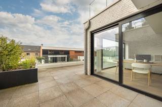 <p><span>Comfortabel wonen in hartje Keerbergen? Dat kan in dit eigentijdse appartement op een toplocatie! </span></p><p><span> </span></p><p><span>Bij binnenkomst valt meteen het heldere en open interieur op, dat een aangenaam gevoel van ruimte creëert. De leefruimte wordt overspoeld met natuurlijk licht dankzij de grote raampartijen en staat in directe verbinding met het ruime terras. </span></p><p><span> </span></p><p><span>De open keuken is volledig uitgerust met moderne inbouwtoestellen en praktische werkoppervlakken, ideaal voor wie graag kookt. </span></p><p><span> </span></p><p><span>Het appartement beschikt over twee comfortabele slaapkamers, waarvan één met praktische inbouwkast. De stijlvolle badkamer is afgewerkt met kwaliteitsvolle materialen en voorzien van een ruime inloopdouche. </span></p><p><span> </span></p><p><span>Een absolute troef van dit appartement is het indrukwekkende terras. Deze buitenruimte vormt een naadloze verlenging van de leefruimte en biedt alle mogelijkheden om te ontspannen, gezellig te tafelen of te genieten van een zonnige dag. </span></p><p><span> </span></p><p><span>Ook het gebouw zelf straalt kwaliteit uit. De hedendaagse architectuur, gekenmerkt door strakke lijnen en verzorgd metselwerk, geeft het geheel een tijdloze uitstraling. Bovendien bevindt het appartement zich op een uitstekende locatie, op wandelafstand van winkels, horeca en andere voorzieningen, met een vlotte bereikbaarheid naar omliggende gemeenten. </span></p><p><span> </span></p><p><span>De ondergrondse parking en private kelderberging maken het geheel compleet! </span></p><p><span> </span></p><p><span>Dit appartement is de ideale keuze voor starters, jonge professionals, koppels of iedereen die op zoek is naar modern, comfortabel en stijlvol wonen in het centrum van Keerbergen. Ook voor investeerders is dit een uitstekende opportuniteit! </span></p><p><span> </span></p><p><span>Interesse? Contacteer ons dan via 0479/01.01.01!</span></p>