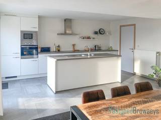 Dit ruim energiezuinig appartement gelegen op het eerste verdiep in een kleinschalige meergezinswoning is gelegen in het centrum van Zwalm. <br /><br />Het omvat een inkomhal, bezoekerstoilet, ingerichte keuken met aansluitend ruime bergruimte en terras, open leefruimte en aparte zitruimte, 1 slaapkamer met toegang tot ingerichte badkamer met inloopdouche. Parkeergelegenheid beschikbaar. <br /><br />Beschikbaar vanaf 01/07/2026.<br /><br />Voor meer informatie of een bezoek ter plaatse bel Stefanie op het nummer 055/59 50 10 of email Stefanie@vastgoedbrowaeys.be <br />