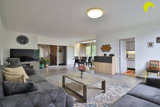 <p><span>In deze mooie residentiële wijk vinden we omgeven door veel groen de residentie Vlinderhof met op de 5de verdieping dit ruim en verzorgd hoekappartement met 3 slaapkamers en 2 zonnige terrassen. Er is de mogelijkheid om een achtergelegen garagebox mee aan te kopen (€25.000).</span></p><p><span> </span></p><p><span>Via de gemeenschappelijke inkomhal komen we binnen in het gebouw en nemen we de lift naar de 5de verdieping.  We stappen binnen in de ruime hal met vestiaire, aparte toilet met handenwasser en een berging.  Dankzij de glazen wand tussen de hal en de living heb je hier een heel ruimtelijk gevoel.</span></p><p><span>De ruime woonkamer op laminaat geniet van veel licht dankzij de grote raampartijen.  Aansluitend vinden we de eenvoudige ingerichte keuken.  Zowel de woonkamer als de keuken geven toegang tot het heerlijke zonneterras met zicht op het groen!   </span></p><p><span>Achteraan bevinden zich 3 volwaardige slaapkamers met rolluiken (twee van de drie hebben enkel glas) met directe toegang tot het vernieuwde terras met opnieuw een aangenaam groen uitzicht ! </span></p><p><span>De originele badkamer is uitgerust met een bad, toilet en wastafel. Hier bevindt zich ook de aansluiting voor de wasmachine.</span></p><p><span>Op de ondergrondse verdieping beschikt het appartement nog over  een gemeenschappelijke kelder waar het huisvuil wordt gesorteerd. De garagebox (5.5 x 2.6) is achteraan het gebouw gelegen.</span></p><p><span> </span></p><p><span>-> troeven: zeer goed onderhouden gebouw met conciërge, lift conform, terrassen en gevels vernieuwd, dak vernieuwd en geïsoleerd, asbestveilig, conform attest elektriciteit.</span></p><p><span> </span></p><p><span>Nuttige informatie:</span></p><p><span>EPC:  371 kWh/m²</span></p><p><span>Gem. kosten €350 p/m incl verwarming, water en gemeenschappelijke kosten zoals: syndicus, conciërge, onderhoud gebouw en tuin, elektriciteit gem. delen, blokpolis etc.</span></p><p><span>P-score: A, G-score: D</span></p><p><span>Beschikbaar: bij akte</span></p><p><span> </span></p><p><span>Bel 03-449 42 41 of hallo@habicom.be</span></p><p><span>De waarde van uw eigendom kennen?  Maak een vrijblijvende afspraak met een habicom-expert in uw buurt</span></p><p><span> </span></p><p><span> </span></p>