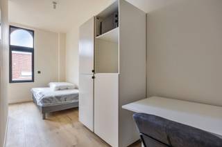 <span><strong><span>ACADEMIEJAAR 2026-2027 - ENKEL STUDENTEN/STUDENTS ONLY</span></strong><br /><br />We bieden u met veel plezier deze <strong>nieuwe lichtrijke bemeubelde entiteiten</strong> aan gelegen aan de Kapucijnenvoer, binnen de ring van Leuven. Het gebouw ligt op een ideale locatie, namelijk in de buurt van verschillende supermarkten, een fitness, de Kruidtuin en op maar 4 minuten fietsen van het bruisende centrum. <br /><br />Het gebouw ondergaat momenteel een grondige renovatie, alle entiteiten beschikken over eigen sanitair. In de <span>gemeenschappelijke keuken met living</span> kan er lekker worden gekookt en achteraan het gebouw kunnen er fietsen worden geplaatst in de <span>fietsenstalling</span>. Een bijkomende troef aan dit pand is de <span>ruime buitenruimte</span> waar studenten samen kunnen vertoeven en dit in het midden van de Studentenstad. <br /></span><br /><span><strong>Interesse in een bezoek ter plaatse? Contacteer ons vandaag nog: verhuur@connect-immo.be of 016 229 228</strong></span><br /><br /><span><span><span>Huurprijzen vanaf: €675 + €95 (provisie voor water, verwarming, elektriciteit en internet)</span><br /></span>*exclusief studententaks </span><br /><span>EPB Startverklaring!<br /></span>