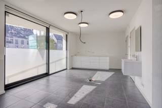 Deze moderne gelijkvloerse praktijkruimte, gelegen in een recent modern gebouw, biedt de perfecte omgeving voor uw professionele activiteiten...