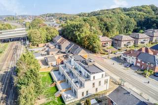 “Project D’Ora”, een uniek project bestaande uit 8 BEN-appartementen waar de nadruk ligt op de prachtige afwerkingsgraad in combinatie met riante terrassen.<br /><br />Dit centraal gelegen nieuwbouwproject bevindt zich op een uitstekende locatie net buiten centrum Aarschot, nabij winkels, scholen alsook openbaar vervoer en stationsbuurt.<br /><br />Eveneens vlotte verbinding richting omliggende grootsteden zoals Leuven, Hasselt en Brussel, wat ideaal is voor het woon-werkverkeer alsook vlakbij oprit autostrade E314 en andere verbindingswegen.<br /><br />Parkeergelegenheid vinden we in een ondergrondse parkeergarage met aansluitend privatieve bergingen.<br /><br />De riante terrassen alsook privatieve tuinen zorgen hier voor de nodige hedendaagse luxe en prachtige buitenatmosfeer.<br /><br />De hoogwaardige, unieke en stijlvolle afwerking met oog voor de toekomstige normen en energiezuinigheid vormen de basis van dit opmerkelijk geheel. <br /><br />Ideale opportuniteit als opbrengsteigendom met gunstig rendement!<br /><br />Een project waar iedere/elke leeftijdscategorie zich op slag zal thuis voelen!<br /><br />Bent u ook nieuwsgierig? Aarzel dan niet om contact op te nemen voor verdere vrijblijvende informatie of een bespreking op kantoor.