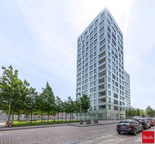 <strong>Stijlvol wonen aan het water – Kattendijkdok Westkaai 51 bus 3.4, Antwerpen</strong><br /><br />Welkom in dit prachtige appartement op een absolute toplocatie aan het bruisende Eilandje. Hier geniet u dagelijks van een uniek uitzicht op het Kattendijkdok, gecombineerd met de levendigheid van de stad, een uitstekende bereikbaarheid en een uitzonderlijke woonkwaliteit.<br /><br />Het gebouw werd ontworpen door de gerenommeerde Zwitserse architect Roger Diener en staat bekend om zijn tijdloze, minimalistische architectuur en hoogwaardige afwerking.<br /><br />Met een bewoonbare oppervlakte van ca. 100 m² biedt dit appartement een perfecte balans tussen ruimte, comfort en elegantie. De ruime leefruimte wordt gekenmerkt door grote raampartijen die zorgen voor een overvloed aan natuurlijk licht en een aangename connectie met de omgeving. Vanuit de leefruimte heeft u toegang tot het westgericht terras, waar u in alle rust kunt genieten van de middag- en avondzon. Het uitzicht combineert het beste van twee werelden: een zicht op het water enerzijds en een levendig stadszicht anderzijds.<br /><br />De open designkeuken is afgewerkt met kwaliteitsmaterialen en uitgerust met hoogwaardige Miele-toestellen, wat garant staat voor optimaal kookcomfort. De leefruimte werd bovendien voorzien van externe zonnewering, waardoor het appartement ook tijdens warme zomerdagen aangenaam blijft.<br /><br />Doorheen vrijwel het volledige appartement werd een kwalitatieve parketvloer doorgetrokken, wat zorgt voor een warme, stijlvolle en uniforme uitstraling. Enkel in de badkamer en het toilet werd gekozen voor een onderhoudsvriendelijke tegelvloer.<br /><br />Het appartement beschikt over twee ruime slaapkamers, een comfortabele badkamer, twee afzonderlijke toiletten en een praktische berging. Dankzij de doordachte indeling is dit appartement uitermate geschikt als gezinswoning, stijlvolle stadswoning of kwalitatieve investering.<br /><br /><strong>Extra troeven:</strong><br /><br />Westgericht terras<br />Zicht op zowel het water als de stad<br />Volledig doorgetrokken parketvloer<br />Hoogwaardige Miele-keukentoestellen<br />Externe zonnewering aan de leefruimte<br />Twee ruime slaapkamers<br />Topligging op het Eilandje<br />Nabij restaurants, musea, winkels en openbaar vervoer<br />Kelderberging en gemeenschappelijke fietsenberging<br />Energiezuinig en voorzien van hedendaags wooncomfort<br /><br />Ondergrondse parkeerplaats verplicht aan te kopen voor €40.000<br /><br />Een uitzonderlijk appartement op een van de meest gegeerde locaties van Antwerpen, waar architectuur, comfort en ligging naadloos samenkomen.<br /><br />Voor meer informatie of een bezoek ter plaatse kan u contact opnemen met Xander via 0497 18 10 84 of xander@reds.be.