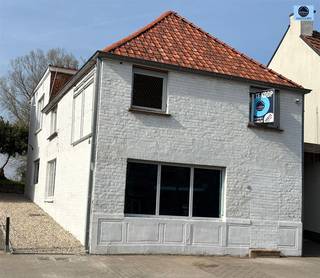 WONING MET 3 SLAAPKAMERS EN TUINGoed gelegen woning met vlotte bereikbaarheid, nabij winkels en scholen.Op de GELIJKVLOERSE VERDIEPING bevindt er...