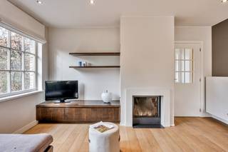 Deze instapklare gezinswoning, is strategisch gelegen in een rustige woonwijk zonder doorgaand verkeer, combineert hoogwaardige materialen met een doordachte indeling, sterke technische uitrusting en een uitzonderlijke ligging aan het groen.<br />Ideaal voor gezinnen die comfort, rust en toekomstgerichte energieprestaties willen combineren.<br /><br />Indeling:<br />*Gelijkvloers: een inkomhal met gastentoilet, de leefruimte met massief eiken parket en STÜV-houthaard baadt in natuurlijk licht en vormt een warm, sfeervol hart van de woning. De keuken biedt renovatiepotentieel voor wie zijn eigen stijl wil doortrekken. Aan de keuken gekoppeld kan men een heel grote garage met wasruimte terugvinden.<br /><br />*1ste verdieping: hier vind je 3 functioneel ingerichte slaapkamers, waarvan twee volledig uitgerust met maatwerkmeubilair. De badkamer (grote lavabo met een grote inloopdouche, ligbad en toilet) straalt luxe uit dankzij de afwerking in Italiaanse marmer Botticino Classico en natuursteen Moleanos.<br /><br />*2de verdieping/zolderruimte: hier kan men een volwaardige 4de slaapkamer (ideaal als speelzolder, bureau of hobbyruimte en biedt dankzij de Velux-ramen en maatwerkkasten optimaal comfort) en een afgesloten technische ruimte.<br /><br />Technisch staat deze woning sterk: Jaga lage-temperatuurconvectoren, Viessmann-ketel, 16 zonnepanelen MET groenestroomcertificaten tot 2030, conforme elektriciteit, regenwaterput 5.000 l en complete UTP/coax-voorzieningen in heel het huis.<br /><br />Buiten geniet je van een zonovergoten, zuidgerichte tuin met padoek tuinpoort, een breed terras en volledige privacy dankzij de onmiddellijke grens aan openbaar groen. De Wonderwoud-groenpool ligt op wandelafstand, wat deze locatie extra aantrekkelijk maakt voor gezinnen en natuurliefhebbers.<br /><br />De vlotte bereikbaarheid tov. de oprit van de R4 (richting E17 en E40) en het treinstation Gent-Dampoort (5 km) zijn een ongelofelijke troef voor pendelaars!<br />Op 15 minuten sta je in centrum Gent.<br /><br />Deze woning heeft een super goede EPC-score, maw. super voordelig in energieverbruik!!<br /><br />Bij interesse, bel of mail Pieterjan op 0472 80 20 65 of pw@entree.be