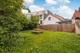 <p><span>Dit gezellige appartement met 1 slaapkamer, gelegen in Kessel-Lo biedt een uitstekende combinatie van comfort, stijl en functionaliteit, ideaal voor studenten, starters of investeerders!</span></p><p><span> </span></p><p><span>Het appartement beschikt over een lichtrijke woon-/eetkamer met aansluitend een eigentijdse open keuken. In de keuken is het eveneens mogelijk om een afwasmachine te plaatsen, indien gewenst. De aansluiting is reeds aanwezig! </span></p><p><span> </span></p><p><span>De grote dakramen zorgen voor natuurlijk licht en een luchtige sfeer in het ganse appartement. </span></p><p><span> </span></p><p><span>De slaapkamer is ruim en is voorzien van een ventilatiesysteem.</span></p><p><span>Verder beschikt het appartement over een functioneel ingerichte badkamer met een douche, toilet en wastafel! Bergruimte is eveneens aanwezig.</span></p><p><span> </span></p><p><span>Een bijzonder voordeel van dit appartement is de gemeenschappelijke tuin waar je quasi ongestoord gebruik van kan maken, aangezien het een zeer kleinschalige residentie betreft. Deze groene oase is volledig ingesloten met houten hekwerk en biedt een ideale plaats om te ontspannen of buiten te dineren. De tuin is voorzien van een picknicktafel en biedt volop ruimte om van frisse lucht te genieten.</span></p><p><span> </span></p><p><span>Het appartement werd afgewerkt met een prachtige parketvloer en combineert wonen en slapen efficiënt in een compacte, maar zeer prettige omgeving.</span></p><p><span>In de nabijheid van Leuven-stad en Leuven-station en op een steenworp van Provinciedomein Kessel-Lo, waar heel wat recreatieve mogelijkheden zijn in de open natuur! </span></p><p><span> </span></p><p><span>Het appartement is momenteel verhuurd, wat het een prima investering maakt! </span></p><p><span>Interesse? Contacteer ons via 0479/01.01.01!</span></p>