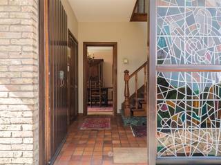 <p><span>SINT-AMANDSBERG - Halfopen woning met 4 slaapkamers en ruime tuin</span></p><p><span> </span></p><p><span>Bent u op zoek naar een ruime gezinswoning met veel licht, een grote tuin en tal van mogelijkheden om naar eigen smaak in te richten? Dan is deze halfopen woning in de Johannes Hartmannlaan 28 te Sint-Amandsberg zeker het ontdekken waard. </span></p><p><span>De woning is rustig gelegen in een residentiële woonomgeving in Sint-Amandsberg, op een boogscheut van de Rozebroeken. Scholen en winkels bevinden zich op wandelafstand en het Centrum van Gent is vlot bereikbaar met de fiets. </span></p><p><span> </span></p><p><span>De belangrijkste troeven in een notendop: </span></p><ul><li><span>4 slaapkamers</span></li><li><span>Veel natuurlijke lichtinval</span></li><li><span>Ruime, zuidwestgerichte tuin</span></li><li><span>Grote afzonderlijke garage</span></li><li><span>Kelder en opbergzolder</span></li><li><span>Rustige ligging vlakbij Gent </span></li></ul><p><span> </span></p><p><span>De indeling gaat als volgt: </span></p><p><span>Bij het binnenkomen geeft de inkomhal met afzonderlijk gastentoilet toegang tot de verschillende ruimtes op het gelijkvloers. De eet- en leefruimte vormt het hart van de woning en geniet van een prachtig uitzicht op de tuin. Aansluitend bevindt zich de keuken. </span></p><p><span>Vanuit de inkomhal is ook de kelder bereikbaar. </span></p><p><span> </span></p><p><span>Op de eerste verdieping bevinden zich vier slaapkamers. De badkamer, uitgerust met douche in bad en dubbele lavabo, is zowel toegankelijk vanuit de nachthal als rechtstreeks vanuit de master bedroom. Daarnaast is er een afzonderlijk toilet. </span></p><p><span>Voor extra bergruimte is er een zolder, bereikbaar via uitschuifbare trap. </span></p><p><span> </span></p><p><span>Achteraan bevindt zich de ruime, zuidwestgerichte tuin, die dankzij haar oppervlakte en oriëntatie een mooie troef vormt. </span></p><p><span>Daarnaast beschikt de woning over een ruime, afzonderlijke grage met plaats voor een wagen, fietsen en extra bergruimte. </span></p><p><span> </span></p><p><span>De woning vraagt enige opfrissing, maar biedt dankzij haar ruime indeling, mooie lichtinval en aangename tuin heel wat mogelijkheden om er een fijne thuis van te maken, volledig naar eigen smaak. </span></p><p><span> </span></p><p><span>Belangrijk: </span></p><p><span>EPC: C (206 kWh/ m² jaar) </span></p><p><span>Richtprijs: € 495.000</span></p><p><span> </span></p><p><span>Interesse? Contacteer Axel Lenaerts Destelbergen via <span>destelbergen@axellenaerts.be</span></span><span> of 09/219.08.77 voor meer informatie of een bezoek. </span></p><p><span> </span></p>