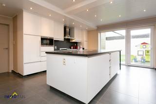 Deze fraaie halfopenbebouwing, is gunstig gelegen op een ideale uitvalsbasis naar centrum en het station van Oudegem eveneens nabij de...