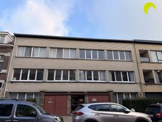 Op een uitstekende locatie te Berchem, vinden we dit ruim en gerenoveerd 2-slpk appartement terug.Het openbaar vervoer (bus en tram), tal van winkels...