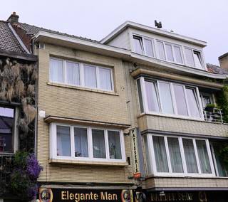 Dit 268-274a gebouw bestaat uit<br />1 274 handels-glv, momenteel verhuurd als kapperszaak<br />1 274a verhuurde duplex woonst 2 slpk boven de handelszaak<br />3 268-270-272 verhuurde appartementen elk 2 slpk<br />1 koer met opbergplaats, momenteel niet verhuurd, bruikbare opp. 340 m²<br />Er is reeds een basisakte. Compartimentering perfect doenbaar.<br />Totale opbrengst zal tenminste 6.500,-/maand overstijgen.<br />Werken te doen : <br />Maak een aantrekkelijker gemeenschappelijke voordeur, en meteen ook toegang naar de grote koer<br />Vergroot de berging op het glv<br />268 opfrissen + el. conform maken <br />270 heeft conformiteitsattest<br />272 renoveren<br />274a opfrissen<br />Totale raming : 90.000<br />Aankoop 1,25 M bespreekbaar.