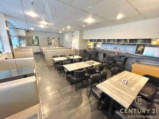 <p>UNIEKE HORECA OPPORTUNITEIT! - OVERNAME UITBATING – OVERNAME HANDELSHUUR</p>
<p>Gelegen op een TOPLOCATIE, in het pand van de grote CARREFOUR, naast de BRICO en meerdere zaken, met een grote parking voor de deur en super bereikbaarheid. Deze instapklare taverne is met haar groot en vast klantenbestand sinds jaar en dag een vaste waarde voor velen. Een kop koffie met gebak, een warme maaltijd of een fris getapte pint, het kan hier allemaal. Binnen biedt de zaak plaats voor ruim 60 personen en het overdekte terras heeft een 40 tal plaatsen. Door zowel een directe ingang van buitenaf alsook vanuit de inpandige ingang rechtstreeks in de CARREFOUR geniet de zaak van een goede aanloop van passanten. De zaak biedt vele mogelijkheden en heeft een prachtig verdienmodel waar een enthousiaste ondernemer zelfs nog met gemak meer van zou kunnen maken. Circa de volledige inboedel wordt mee verkocht en de huidige uitbater is bereidt om de overnemer gedurende een overeen te komen periode op te leiden en mee te werken. <br /><br />De huurprijs is inclusief verbruik gas, water, elektriciteit. De overnameprijs wordt u door de tussenkomende makelaar meegedeeld. Voor meer informatie en een oriënterend gesprek neem contact op met ons kantoor, zéér gunstige voorwaarden.</p>
<p>WIE LAAT DE KAAS NIET VAN ZIJN BROOD ETEN EN WIL DE HANDEN UIT DE MOUWEN DOEN?</p>