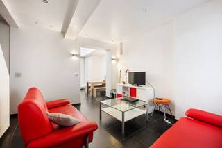 Deze instapklare woning (EPC label C) is gelegen vlakbij de K in Kortrijk.<br /><br />De indeling op de gelijkvloerse verdieping is als volgt: inkomhal met bergruimte, lichtrijke woonkamer met extra berging, geïnstalleerde keuken, badkamer (met lavabo, toilet én douche).<br />Op de eerste verdieping is er een 2e toilet, slaapkamer en bureau aanwezig.<br />De tweede verdieping is te bereiken met een vaste trap die de tweede slaapkamer en 3e toilet omvat.<br /><br />VIDEO:   https://fb.watch/qPOK3q__dI/<br /><br />PLUSPUNTEN:<br />- CENTRUM KORTRIJK<br />- EPC label C<br />- CONFORME ELEKTRICITEIT<br />- INSTAPKLAAR<br /><br />Meer info of een bezoek? Bel Alina op het nummer 0470856308.