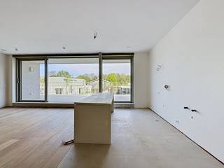 6% BTW mogelijk.  Ruim appartement met zeer ruim terras (52m²)  gelegen op het eerste verdiep van de Residentie AQUILO, een stijlvolle nieuwbouwresidentie waar comfortabel wonen en de charme van de Belgische kust samenkomen. Het project bestaat uit 16 moderne appartementen met twee of drie slaapkamers, elk afgewerkt met duurzame en kwalitatieve materialen.  De woonruimtes zijn ruim opgevat en baden in een sfeer van rust, licht en verfijning. Voor de appartementen op de tweede verdieping is een ruime zolderberging inbegrepen, wat zorgt voor extra praktische opbergruimte.  Bij het ontwerp werd niet alleen aandacht besteed aan esthetiek en comfort, maar ook aan energieprestaties en duurzaamheid. Elke woonunit beschikt over eigen zonnepanelen en wordt uitgerust met een warmtepomp, performante isolatie en een ventilatiesysteem D, wat bijdraagt aan een energiezuinige en toekomstgerichte woonkwaliteit.  Ondergronds is er de mogelijkheid om een afgesloten garage of private berging bij te kopen. Res. Aquilo 152 - 0102