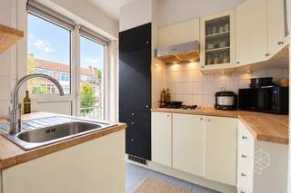 Ruim 2 slpk appartement op wandelafstand van 't Zand.  INDELING: inkom met ingemaakte vestiaire kast, brede woonkamer, ingerichte open keuken (frigo, vaatwas, kookplaat, oven en dampkap) met balkon. Nachthal met afzonderlijk toilet, douchekamer met nog te vernieuwen lavabomeubel, douche en aansluiting wasmachine. 2 slaapkamers. Zuidgericht terras aan de achterkant met opbergkast. Twee bergingen in de kelderverdieping. Gemeenschappelijke fietsenberging. Het appartement wordt volledig opnieuw geschilderd en is voorzien van nieuwe inbouwspots. CV op aardgas. <br /><br />RICHTPRIJS 225.000 EUR - Ieder bod wordt voorgelegd aan de eigenaars, die al dan niet kunnen ingaan op dit aanbod.<br /><br />Contacteer PERSPECTIEF VASTGOED – 7 op 7 bereikbaar – voor meer informatie of een bezoek.<br />Bel 050/550.750 of mail naar info@perspectiefvastgoed.be.<br /> 