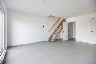 <p>OPENKIJKMOMENT ZATERDAG 03/10 VAN 12U TOT 13U30<br /><br />immo DAVID stelt u dit energiezuinige nieuwbouw duplexappartement met twee slaapkamers en een terras van 10 m² voor. Hier geniet u van volledig ontzorgd wonen: alles is nieuw, kwalitatief afgewerkt en ontworpen met oog voor comfort, energiezuinigheid en hedendaags woonplezier.</p>
<p>Het duplexappartement is gelegen op de tweede verdieping, in een verkeersluwe, doodlopende straat, in een kleinschalig gebouw zonder lift, waardoor u geniet van een rustige woonomgeving en lage gemeenschappelijke kosten.</p>
<p>Via de inkomhal komt u in de ruime en lichtrijke leefruimte van 26 m² met open keuken. Vanuit de woonkamer heeft u rechtstreeks toegang tot het terras van 10 m², waar u heerlijk kunt genieten van de buitenlucht. Verder beschikt het appartement over twee slaapkamers van 14 m² en 7 m², een moderne badkamer met inloopdouche en dubbele wastafel, een aparte wasberging, een afzonderlijk hangtoilet met handenwasser en een videofoon voor extra comfort en veiligheid. Via een praktische trektrap bereikt u bovendien de ruime privatieve bergzolder, ideaal als extra bergruimte.</p>
<p>Bij het appartement hoort bovendien een privatieve autostaanplaats en er is een gemeenschappelijke fietsenberging voorzien.</p>
<p>Dankzij de uitstekende energiescore A, zonnepanelen, een warmtepomp en een performant ventilatiesysteem woont u hier niet alleen comfortabel, maar ook bijzonder energiezuinig.</p>
<p>Een absolute topligging, vlak bij het centrum van Zellik, de E40, de Ring Brussel, winkels, openbaar vervoer, Brussel, UZ Jette, het Laarbeekbos en de fietssnelweg, maakt dit duplexappartement de ideale keuze voor wie rustig wil wonen met alle voorzieningen binnen handbereik.<br />EPB in opmaak</p>