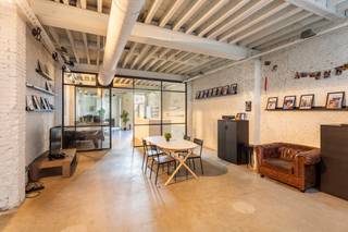 Pal op het Zuid, centraal in de gegeerde Verlatstraat, vinden we dit uitzonderlijke pand terug. De mooi gerenoveerde gevel zegt veel over de...