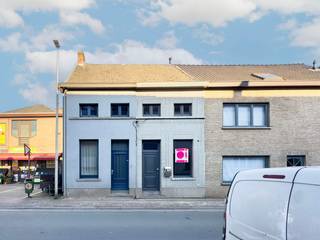 Bent u op zoek naar een betaalbare woning met potentieel? Deze rijwoning in de Kasterstraat biedt een uitstekende kans voor starters, investeerders of handige renovatie-liefhebbers. Gelegen in een rustige woonstraat op korte afstand van het centrum van Wetteren, met winkels, scholen en openbaar vervoer vlot bereikbaar. Dankzij de nabijheid van de E40 geniet men van een vlotte verbinding richting Gent en Brussel.<br /><br />EPC-score van 414 kWh/m² jaar woning code : 202510027-0003719997-RES-1- LABEL E (renovatieverplichting). <br />Bruikbare vloeroppervlakte : 81m² (opgemeten volgens EPC)<br /><br />Stedenbouwkundige info : woongebied, vergunningen uitgereikt, verkavelingsvergunning uitgereikt, geen rechterlijke of bestuurlijke maatregelen, geen voorkooprecht. Geen overstromingsgevoelig gebied. Watertoets: P-score: A; G-score: A.<br /><br />Voor meer info of een bezoek: contacteer ELLA - CENTER OFFICE : 0492 50 88 18