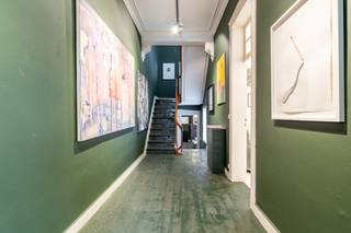 Het <strong>unieke pand gelegen</strong> aan de Sint Amandsstraat 47-49 bevindt zich in het <strong>hart van Roeselare</strong>.<br />Het prachtige pand beschikt aan de voorzijde over een <strong>herenhuis met neoclassicistische elementen</strong>. Een<strong> ruime inkom</strong> geeft aan de rechterzijde toegang tot <strong>het salon met eetplaats</strong> met <strong>art-deco elementen</strong>. Daarachter een<strong> traditionele keuken </strong>met <strong>betegelde wanden en stenen pompbak.</strong> De eerste verdieping bestaat uit <strong>2 ruime kamers</strong>, <strong>2 kleinere kamers</strong> en een toilet. De <strong>zolderverdieping</strong> wordt momenteel gebruikt als <strong>kunstatelier</strong>. Tevens bevindt zich hier een <strong>mezzanine.</strong><br />Een <strong>decoratieve gang</strong> leidt u tot de <strong>moderne toiletten </strong>met een <strong>compacte kitchenette</strong>. Op de verdieping van het tussengebouw beschikt men over <strong>2 ruime kamers </strong>met daarboven de <strong>zolder.</strong><br />Het <strong>voormalige burgerhuis met galerij</strong> werd in ere gehouden doorheen de jaren. De <strong>karaktervolle, achterliggende galerij</strong> werd volledig vernieuwd. De <strong>charme</strong> die dit pand uitstraalt is onnoemelijk. Het biedt tevens mogelijkheden om hier een co-working space in te richten alsook aparte kantoren, ...<br />Achteraan de open ruimte met zijn <strong>verdiepen en gietijzeren zuilen</strong> bevinden zich per verdiep nogmaals aparte vertrekken. Op het gelijkvloers is een mini-keuken voorzien en een technische ruimte. Op de eerste verdieping werd deze ruimte uitgerust met verschillende inbouwkasten. Op de tweede verdieping zorgt de plankenvloer voor authenticiteit. Hier bevindt zich tevens de toegang tot de zolder uitgerust met vaste trap.<br />Naast de galerij bevindt zich een extra <strong>overdekte expositieruimte</strong> over de ganse lengte van de galerij. <br /><br />Een <strong>gezellige binnentuin verwelkomt u in dit uniek pand. </strong><br /><br />Het volledige pand is uitgerust met <strong>centrale verwarming</strong> en is tevens volledig<strong> onderkelderd</strong> wat extra opbergruimte biedt.<br /><br />Voor een afspraak ben ik steeds bereikbaar op het nummer 0475/31 73 07. <br /> 