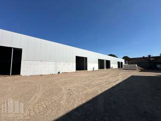Nieuwbouw KMO-unit te koop met een oppervlakte van 212 m² en 2 privatieve parkeerplaatsen.<br />De lood maakt deel uit van “LUNA”, een gloednieuw KMO-project bestaande uit 13 diverse multifunctionele units vanaf 204 m² tot 213 m² (samenvoegbaar tot grotere oppervlaktes). Deze ontwikkeling ligt nabij de E403/A17-snelweg, die Kortrijk met Brugge verbindt – een absolute toplocatie voor ondernemers die belang hechten aan bereikbaarheid in een bedrijvige regio.<br /><br />De casco magazijnruimtes (brandklasse C) zijn opgebouwd uit een duurzame staalstructuur met geïsoleerde beton- en/of sandwichpanelen met afwerkingspaneel. Ze beschikken over een vrije hoogte van 6 meter, wat zorgt voor een optimaal gebruik van de ruimte. Elke unit is standaard uitgerust met een automatische sectionale poort (4 m B x 4,5 m H), een lichtstraat met geïntegreerde RWA-koepel en een slijtvaste polybetonvloer (1T/m²).<br />Aanwezigheid van gedeelde regenwaterputten, fietsenstallingen, een hoogspanningscabine en duidelijke signalisatie. De loodsen zijn ideaal voor uiteenlopende doeleinden zoals atelier, opslag en distributie.<br />Per unit zijn minstens twee privatieve parkeerplaatsen voorzien.<br />Voorziene oplevering Q4-2026.<br />Grijp nu je kans en investeer in een toekomstgerichte werkomgeving op een toplocatie!<br /><br />Contacteer PANORAMA B2B voor bijkomende (technische) inlichtingen, plannen of een vrijblijvend plaatsbezoek 056 222 562.