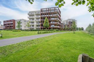 De indeling van het appartement op het 4e verdiep is als volgt:<br /><br />- inkomhal met gastentoilet<br />- leefruimte met prachtig verzicht<br />- open keuken voorzien van alle hedendaagse toestellen<br />- een praktische berging nabij de keuken<br />- 3 slaapkamers<br />- een badkamer met bad en dubbel lavabomeubel<br />- een douchekamer met lavabomeubel<br />- een ruim terras met zicht op de Leie<br /><br />Het appartement kent een ultieme oase van rust, De vele groenzones op en rond de site zorgen voor een mooi uitzicht in combinatie met het Leiezicht. <br /><br />Er is ook een gemeenschappelijke fietsenberging en privatieve kelderberging. <br /><br />Algemeen:<br />- beschikbaar vanaf 01/11/2026<br />- gemeenschappelijke kosten: € 50,00/maand<br />- inclusief een ondergrondse staanplaats<br /><br />Interesse? Vraag snel een bezoek aan via www.dewaele.com!