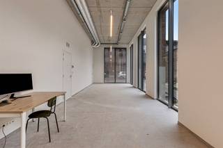 <p><span>Kantoor te huur gelegen in Antwerpen<br /><br /></span></p><p><span>Nieuwbouw kantoorruimte van 85m² te huur voor ondernemers en professionals die op zoek zijn naar een moderne en centraal gelegen kantoorruimte.</span></p><p><span> </span></p><p><span>Troeven:</span></p><ul><li><span>Kitchenette</span></li><li><span>Nieuwbouw</span></li><li><span>Fietsenstallingen boven- en ondergronds</span></li><li><span>Ondergrondse parking (€90+€10/m)</span></li><li><span>Toegang tot alle voorzieningen, winkels, restaurants en openbaar vervoer</span></li></ul><p><span> </span></p><p><span>Algemene kosten €150: inclusief provisie (vloer)verwarming, onderhoud gemeenschappelijke delen, lift</span></p><p><span> </span></p><p><span>Bent u op zoek naar de perfecte plek om te werken in Antwerpen? </span></p><p><span> </span></p><p><span>Neem vandaag nog contact met ons op om uw interesse te tonen, vragen te stellen of een bezichtiging te regelen.</span></p><p><span>Voor meer informatie en prijzen, neem contact met ons op 03/283 06 06 of <span>info@reant.be</span></span><span> en bezoek onze website op <span>www.reant.be</span></span><span> </span></p><p><span> </span></p><p><span> </span></p><p><span> </span></p>