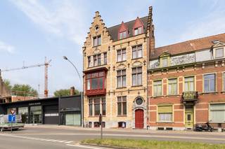 Dit appartement aan de stadsrand van Brugge werd recent met zorg gerenoveerd. Het beschikt over twee slaapkamers en een praktische indeling...