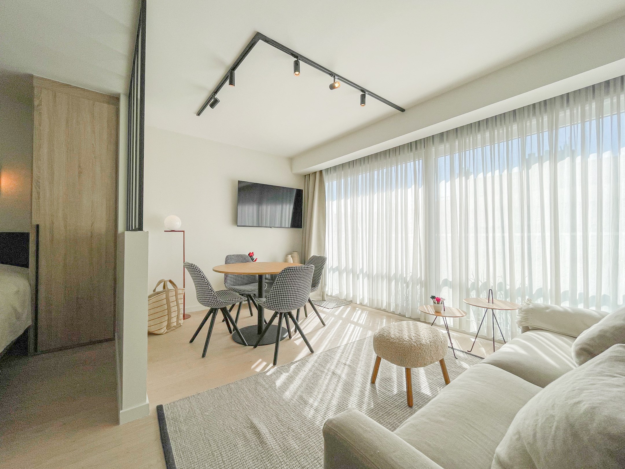 Recent tijdloos gerenoveerd appartement gelegen op de Kustlaan. - foto 2