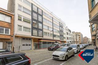 Ontdek dit ruim en veelzijdig handelsgelijkvloers, gelegen in de Warschaustraat te Oostende. Met een totale oppervlakte van maar liefst 190 m² en een bijhorende kelder van 150 m², biedt deze locatie talloze mogelijkheden voor diverse commerciële doeleinden, van winkelruimte tot kantoor, showroom of praktijkruimte. Laat uw creativiteit de vrije loop en maak van deze ruimte uw commerciële droomproject. Alle informatie is verkrijgbaar op kantoor. Grijp deze kans en contacteer ons vandaag nog voor een bezoek!
