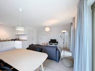 Te huur - gemeubeld 2 slaapkamerappartement (85m²) met terras gelegen te Willebroekkaai 26, 1000 Brussel.Ruim en lichtrijk appartement centraal gelegen. Indeling:De inkomhal die leidt naar de open leefruimte en volledig ingerichte keuken. De leefruimte is ruim en licht met toegang tot het terras en de volledige ingerichte open keuken (oven, koelkast, kookplaat, dampkap, vaatwasser) met een praktische berging.Nachthal met toegang tot twee ruime slaapkamers en de badkamer en een appart toilet.Locatie & bereikbaarheid:Dit appartement is ideaal gelegen tussen Tour & Taxis en het Noordstation. Op wandelafstand van het centrum en in de nabijheid van openbaar vervoer en boodschappenwinkels. Huurprijs:Huur: 1500€/maandKosten: 150€/maand in de vorm van provisiesOnmiddellijk beschikbaar.Heeft u interesse in dit pand? Vraag uw bezichtiging online aan via www.dewaele.com, en wij nemen spoedig contact met u op.