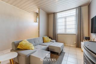 Voor meer info en foto’s, surf naar www.swevers.be – verzorgde en gerenoveerde rijwoning met centrale ligging aan de Lommelsesteenweg 50 in Leopoldsburg. De woning werd oorspronkelijk gebouwd in 1936, grondig gerenoveerd in 2010 en voorzien van nieuwe beglazing in 2018. Met een bewoonbare oppervlakte van ongeveer 130 m² biedt deze woning een praktische indeling en verrassend veel ruimte. Via de inkomhal bereikt u de ruime leefruimte van ca. 34 m² met plaats voor een gezellige zithoek en eetkamer. Aansluitend bevindt zich de keuken van 13,7 m² met rechtstreekse toegang tot de tuin. Verder zijn er op het gelijkvloers een badkamer en een praktische berging. Op de eerste verdieping bevinden zich twee volwaardige slaapkamers van ca. 16,4 m² en 12,9 m². De ruime zolder van ongeveer 30 m², bereikbaar via een vaste trap, kan mits afwerking ingericht worden als derde slaapkamer, hobbyruimte, bureau of extra leefruimte. Het perceel van 2 are 24 centiare beschikt over een oostgerichte tuin waar u in alle rust van het buitenleven geniet. Ook technisch zit het goed: het dak werd vernieuwd tijdens de renovatie, alle ramen werden vervangen in 2018 en de elektriciteit is conform. Dankzij de centrale ligging bevinden scholen zich op ca. 600 meter en winkels, horeca en openbaar vervoer op ongeveer 1 kilometer. Ook de snelweg ligt vlot bereikbaar op ca. 11 kilometer. Een ideale woning voor starters, gezinnen of wie op zoek is naar een instapklare woning met uitbreidingsmogelijkheden. Voor meer informatie, bel 011 255 155. Bron bewoonbare oppervlakte: EPC – verslag. Dit pand is onderworpen aan de renovatieverplichting van de Vlaamse overheid voor residentiële gebouwen (behoudens bij sloop binnen 5 jaar na de aankoop). Consulteer voor meer informatie de website van het Vlaams Energie- en Klimaatagentschap via https://www.vlaanderen.be/een-huis-of-appartement-kopen/renovatieverplichting-voor-residentiele-gebouwen.