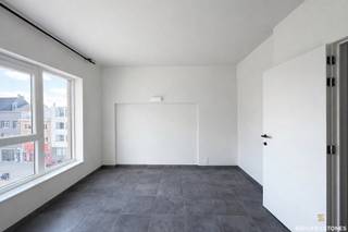 Ce lumineux appartement d’une chambre, à l’agencement pratique, est situé dans le quartier rénové des Slachthuisbuurt à Den Dam, un quartier urbain dynamique connu pour ses nombreux hotspots culinaires. Le quartier accueille également le nouveau campus high-tech AP ainsi que l’hôpital ZAS Cadix.

Depuis l’appartement, vous rejoignez en quelques minutes à vélo le quartier branché de l’Eilandje ainsi que le centre historique d’Anvers. Grâce à la proximité d’une station de métro, d’arrêts de bus et d’une station Velo, vous bénéficiez également d’une excellente accessibilité.

L’appartement dispose d’un agréable séjour lumineux avec cuisine ouverte. À côté du hall d’entrée se trouve un WC invités séparé. Le bien comprend également une chambre spacieuse et lumineuse ainsi qu’une salle de bains équipée d’une douche à l’italienne, d’un meuble lavabo et d’un raccordement pour machine à laver.

Atouts supplémentaires :
- PEB favorable
- Ascenseur dans l’immeuble
- Situation centrale à proximité des grands axes

Disponible à partir du 01/04/2026.