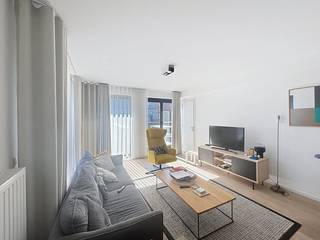 Prachtig, gemeubeld 2-kamerappartement te huur in de Handelsstraat in Brussels.Bij intrede komen we in een ruime inkomhal die verbonden is met de leefruimte en keuken. De leefruimte is modern ingericht. De keuken beschikt over alle nodige elementen: vaatwas, microgolfoven, koelkast, diepvries, stopcontacten en voldoende opbergruimte voor uw kookspullen.Aan de leefruimte is er een groot terras waar de zon de hele namiddag schijnt. Het terras loopt verder tot aan de slaapkamers en is zo verbonden met elke ruimte.Beide slaapkamers zijn ruim en voorzien van kasten en tweepersoonsbedden. Het pand bevindt zich op de 7e verdieping en is weg van het lawaai.Extra troeven:-Naast Warandepark-Dicht bij de Europese wijk-Dicht bij het metrostation Troon-Dicht bij het treinstation Brussel-Schuman-Dicht bij winkelcentra, horeca en supermarktenHet appartement, samen met de ondergrondse parkeerplaats, wordt verhuurd aan €2.250 + maandelijkse provisies van €300.Heeft u interesse in deze woning?Doe uw aanvraag via de website of mail ons via info.brussels@dewaele.com