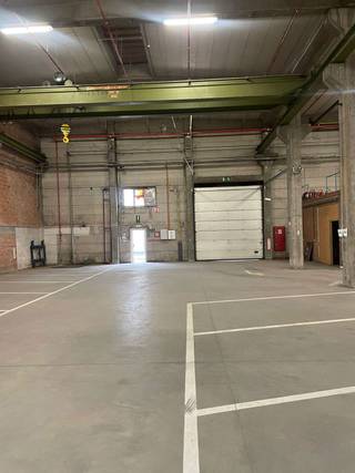Entrepôt logistique à louer à Sint-Niklaas. La propriété de 527 m² a une construction en béton/métal, un toit plat, une hauteur libre de 5-8m,...